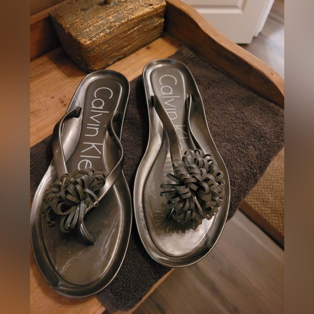 Calving Klein rubber sandals, perfect for the beach or the pool.